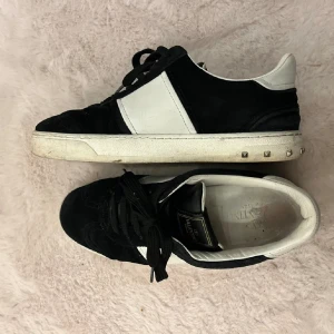 Valentino Flycrew 38 - Flycrew valentino i storlek 38 som är i bra skick har låstnat några nitra men fina i övrigt. Säljs inte längre mycket bra pris för dessa i och med detta. Dustbag kommer med