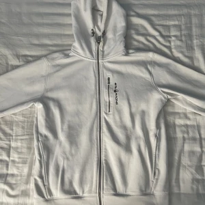 Sail racing hoodie - Aldrig använd skick 10/10. Kom pm för fler frågor.