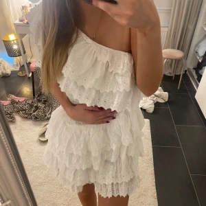 Jätte gullig vit one shoulder klänning  - Vit one shoulder klänning med volang från Linn Ahlborgs kollektion hos nakd, jätte fin till sommaren, skolavslutning och student 