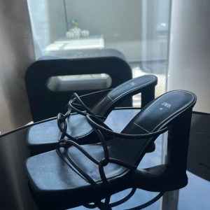 ZARA klackar - Skitsnygga klackar från Zara! Använda en gång så superfint skick. Perfekt nu till sommaren 🚀