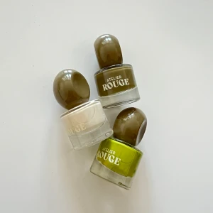 Atelier Rouge’s Ready To Wear Fall Limited Edition 2022 3st Nagellack - Färgerna Créme De La Créme, Yours Truly, Eat you Greens. I nyskick, helt oanvänd. Nagellackens originalpris st: 99kr. Upphämtning i Malmö möjligt.