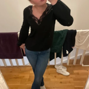 Spets topp! -  Fin överdel som passar till vardags men även till finare tillfällen, väldigt lite använd så fint skick lite osäker på storleken då lappen är borta. Men skulle gissa på S eller liten M!