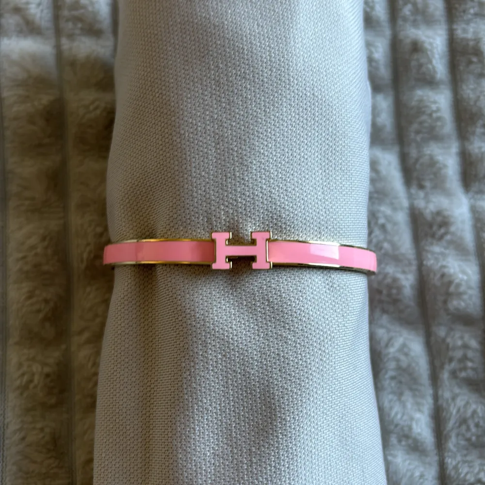Super fint rosa och guldigt armband . Accessoarer.