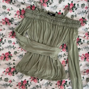 Off-shoulder tröja - En ljusgrön långärmad off-shoulder tröja med avtagbara band samt fina detaljer upptill från BikBok i strl M!💓