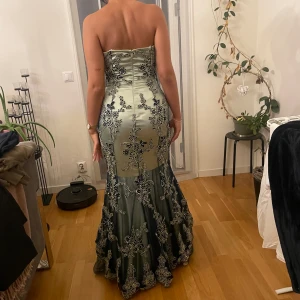 Grön fest klänning 500kr - Ljusgrön fest klänning med paljetter storlek 36/38. Kemtvättad och i bra skick.  Pris går att diskutera! 
