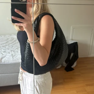 Design by si väska  - Jätte fin ”must have bag” i svart från design by si i storlek small. Bara använd några gånger, nästan helt ny! Nypris 529 kr