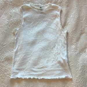  Vit lite genomskinlig linne -  Har inte några få gånger men ses som helt ny ut och när man tar på sig det så blir det lite genomskinlig. det där är storlek L men jag skulle kunna säga att den skulle kunna passa M också