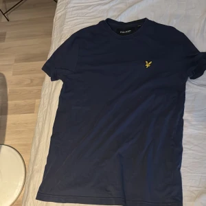 Lyle & scott  - Fin tröja nu för sommaren, använder inte den då den blivit för liten. Jätte lite solblekt men inget man tänker på.