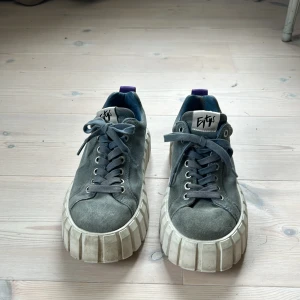 Ljus blå eytys med stor sula i Str 39 🔥⭐️⭐️ - Lädret har åkt av lite på ena hälen i skon men inget man märker av när man går i dom, utöver det är dom i ett bra skick. Köparen står för frakten.