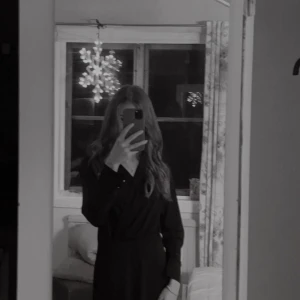 Klänning  - Klänning som är från H&M i storlek S. Den är i bra skick och har använt den två gånger, på två nyårs. Den har två guldiga knappar på ärmarna💞Säljer den för jag inte använder den längre samt den är för stor på mig💗💗