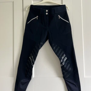 Marinblå ridbyxor  - Marinblå halvskodda ridbyxor använda ett antal gånger. Säljer för att de inte används längre. 