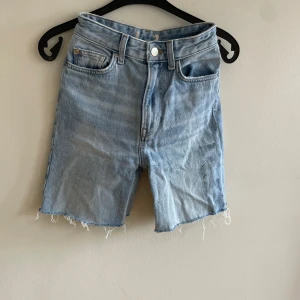 Jeans shorts  - Högmidjade jeansshorts 