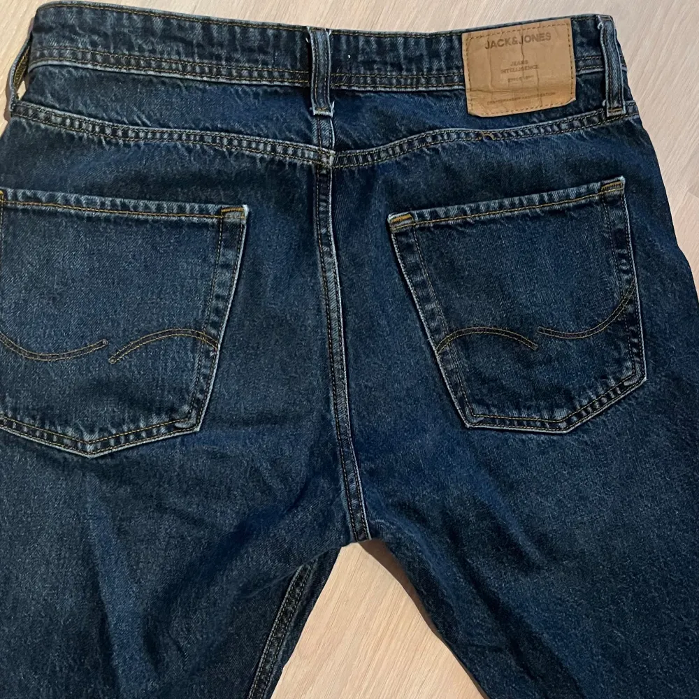 Tja, jag säljer nu mina jack & jones jeans i modellen relaxed chris. Använd endast någon gång inga skador eller tecken på användning. Priset är absolut inte hugget i sten. 🔥. Jeans & Byxor.