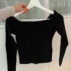 Off-shoulder topp - Hör av er vid fler frågor!