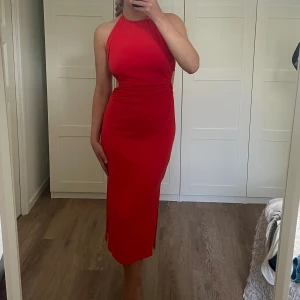 Klänning - Röd/orange klänning med öppen rygg från Bershka. Strl M