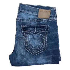 True Religion jeans Ricky fit, Super T stitch. Saknar Knapp på båda fickorna. W42 [Ytterbenslängd 114cm] [Innerbenslängd 84cm] [Midja 54cm] [Benöppning 22cm]