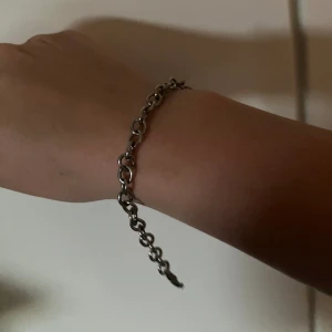 Berlockarmband  - Stilrent armband, perfekt för berlocker eller att bäras som den är. Ganska säker på att det är rostfritt stål men inte helt säker. Frakt 18kr eller klicka på köp nu.