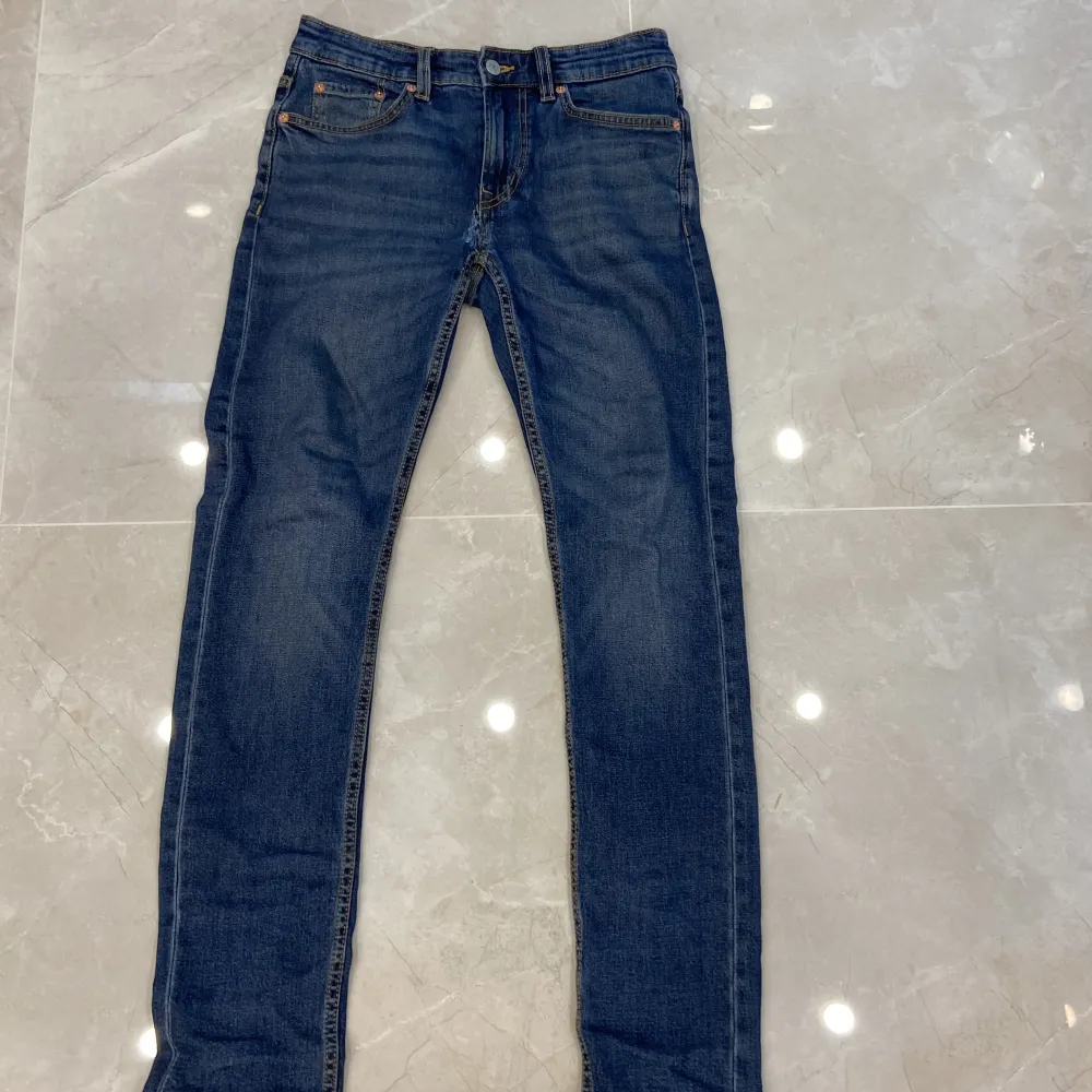 Säljer min mörkblåa slim jeans i topp kvalitete för bara 219 spänn  Pris sänkes vid snabba köp . Jeans & Byxor.