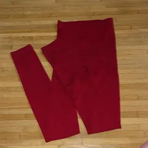 Röda tights sån är lite tjockare och sköna att ha på höst/vinter. 