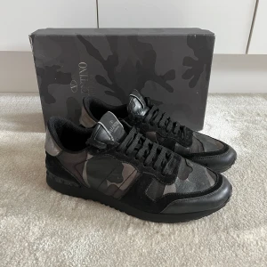 Valentino Rockrunners - Säljer dessa Valentino Rockrunners metallic black i toppskick (knappt använda). Storlek 43, box finns. Hör av dig om du undrar något!