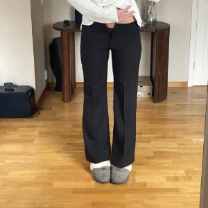 Randiga Kostymbyxor - Bilden är från tjejen jag köpte de av.  Säljer på grund av att de inte passar mig!