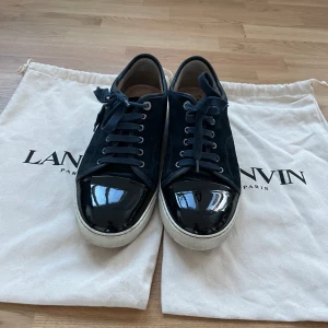 Lavin cap toe navy  - Säljer mina lavin cap toe navy! Då jag inte använder dom längre, stl 43 skick 7/10. Box medföljds ej då jag ej fick en när jag köpte dom. Bara slänga iväg ett dm om du har frågor!!