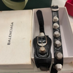 Balenciaga armband - Säljer dessa två. Använt skick men inget man tänker på när man har de på sig. Båda för 1000kr kom privat om du vill  ha ena. Box medföljer