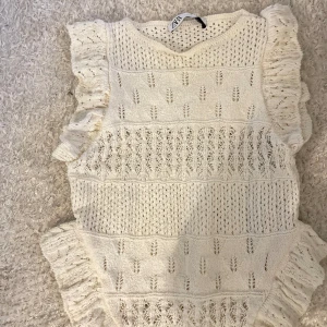 Vit topp - Vit topp ifrån Zara i broderi. Toppen är en storlek S. 