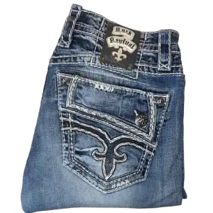 Rock Revival jeans Straight fit. W32. Har fläckar som syns på andra bilden. Skriv så skickar jag bättre bilder. Därav pris [Ytterbenslängd 104cm] [Innerbenslängd 79cm] [Midja 41cm] [Benöppning 21cm]