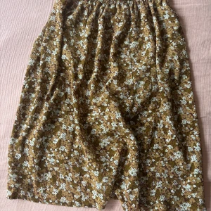 Blommig kjol - Fin brun blommig kjol! Sparsamt använd, vet ej strl men uppskattar till L💓 postar endast❤️