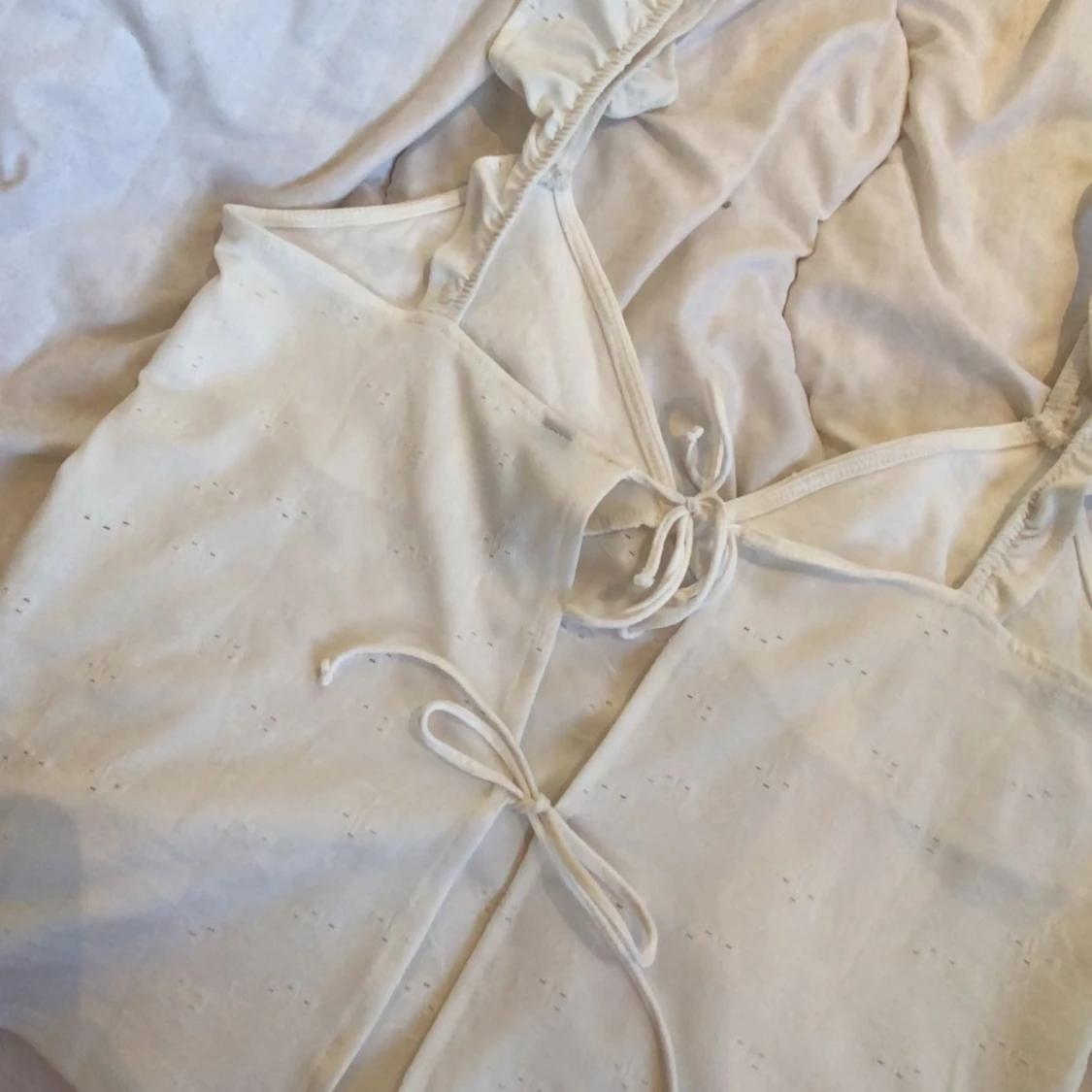 vit topp med volang och rosett - 92