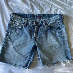 Så snygga lowwaist vintage jeansshorts. Står ingen storlek men passar xs/ liten s!