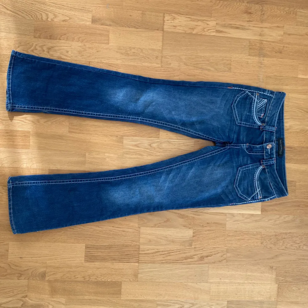 Jättesnygga lågmidjade bootcut jeans med coola fickor och detaljer! Lite skadade längst ner annars mycket bra skick. Midjemått 39cm innerbenslängd 82cm Skriv vid frågor💘🫶. Jeans & Byxor.