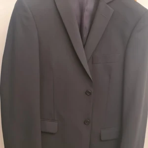 Kavaj från Dressman (svart)  - Storlek: 44 regular wool stretch 60% ull, 38% viskos, 2% lycra 