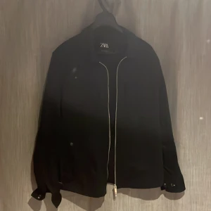 Svart Overshirt! - Säljer nu min overshirt då den inte kommer till användning längre, väldigt fint skick då ja bara använt den några fåtal gånger. Hör direkt av vid funderingar.  Skick10/10