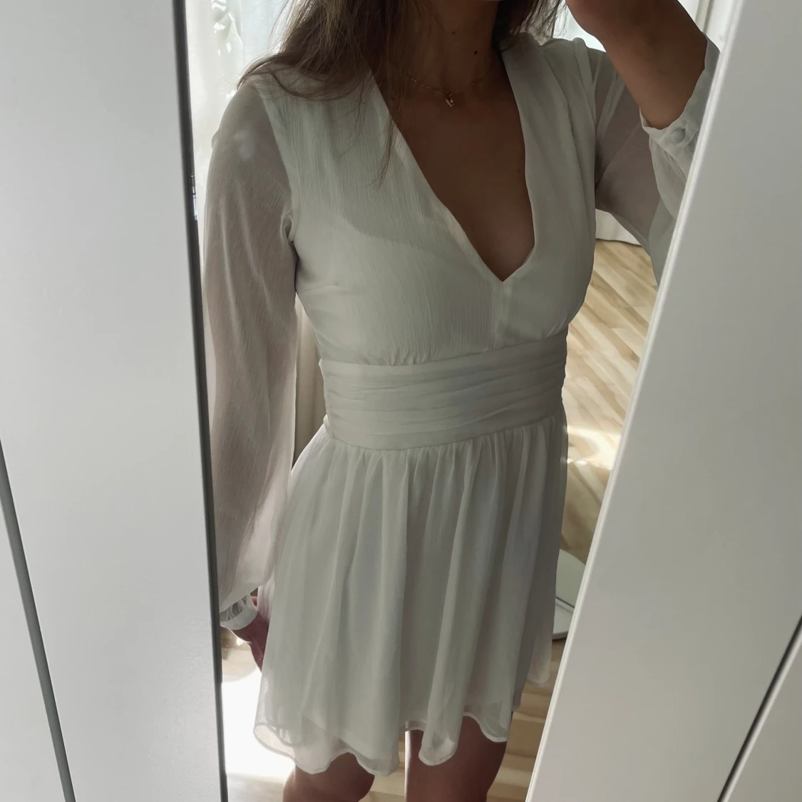 Vit klänning med rosett 