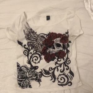 Y2k topp - y2k top från shein strl xs med strass Jättebra skicka använd en gång Kom privat vid frågor💗