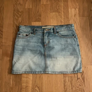 Jeanskjol - Jättefin jeans kjol i bra skick. Säljer för att den är lite för att den inte kommer till användning. I storlek 36 men passar också mig som brukar ha 34💞