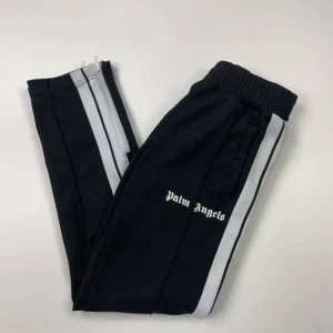 Palm Angels Pants black & white - Är i bra skick, pris kan diskuteras vid snabb affär. Kontakta gärna mig för fler frågor.