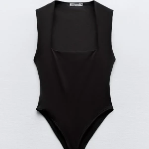 Body från Zara - Säljer en jättesnygg svart body från Zara. Använd endast ett fåtal gånger så är i väldigt bra skick. Är storlek L. Stretchigt material. 