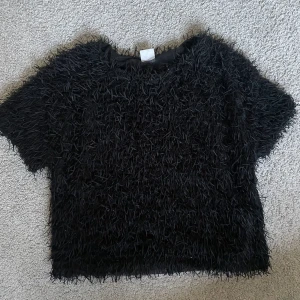 Frans topp från zara - Cool topp från zara med fransar🥰 Köpt förra året så går inte att få tag på längre. Storlek 152 men passar mig som vanligtvis har XS