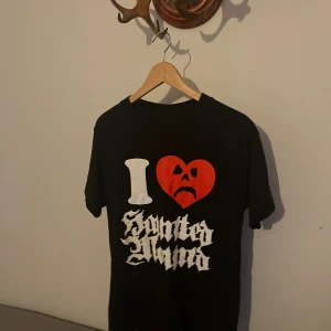 I ❤️HAUNTED MOUND OG TEE - Tja! Y’all ready Know I ❤️HAUNTED MOUND OG tishan i storlek M 😵🤑 Den är använd men fortfarande mycket bra skick! 😳🤩 Skriv om ni har nå funderingar elr nå idk 🤷‍♂️ 