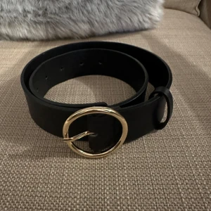 Skärp - Svart skärp med guld detalj 