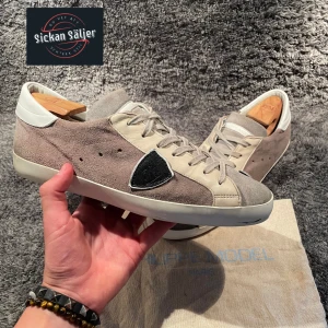 Philippe Model - Tjena!  Säljer nu dessa tvär feta Philippe Model! | Skick 9/10 | Nypris 4000kr, mitt pris 2399kr ✅ | Storlek 45, passar 44-45 | Hör av dig vid minsta fråga eller fundering, hjälper gärna till!