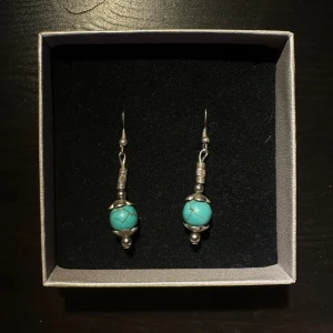 Örhängen  - Blåa och silvriga örhängen. Säljer flera örhängen så kolla gärna in fler i min profil. Vid köp av flera kan man få rabatt. Skriv till mig privat isåfall💗