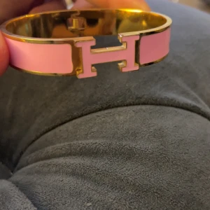 Hermens  - Säljer denna hermens armband köpte den för 3 dagar sen men tyckte inte om färgen så mycket . Säljer den för 400  kronor .