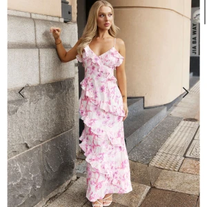 Rosa/vit volangklänning - Superfin rosa / vit -blommig volangklänning från ett australiensiskt märke ”Little JC.  Säljer då jag köpte två i samma storlek och inte hann skicka tillbaka. Därav nyskick!  Nypris 800kr, säljer för 450 + frakt 🌸