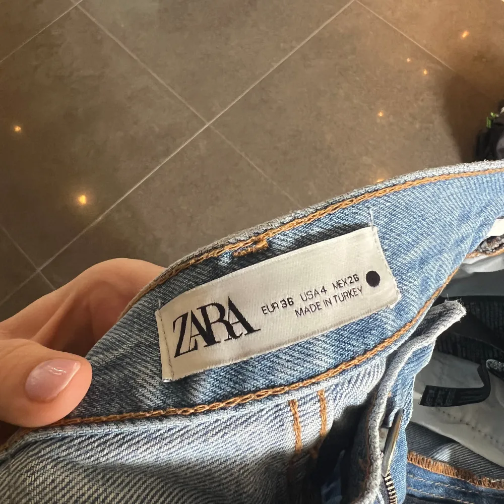 Zara jeans aldrig använda. I strolek S, säljer för 150kr💘. Jeans & Byxor.