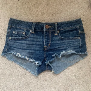 Jeans shorts  - Super snygg jeans shorts från american eagle i storlek 0 som passar xs till s lågmidjade midjemåttet är 40 cm rakt över 🤍