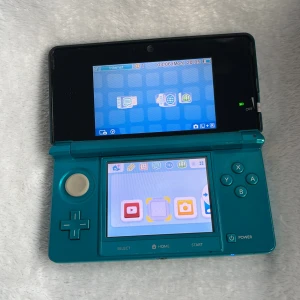 Nintendo 3ds - Bra skick, inga repor. laddare ingår. spel säljs separat. väldigt bra betteritid. 